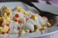   Arroz con guisantes, zanahoria y tortilla: arroz tre delicias