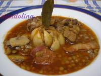   lentejas estofadas con costillejas y champiñones