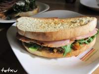   Sandwich de Cebolla Caramelizada , Rucula y un Par de Cositas Mas