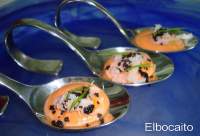   Cucharilla de salmorejo, con bacalao ahumado y crocante de aceitunas negras.  (Emilio Almagro)