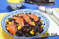   Ensalada de arroz negro con salmón marinado y vinagreta de mango