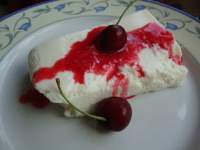   Mousse de queso con coulis de cerezas