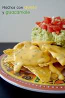   Nachos con salsa de queso, guacamole y pico gallo