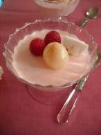   PANNACOTTA DE LYCHEES, FRAMBUESAS Y AGUA DE ROSAS