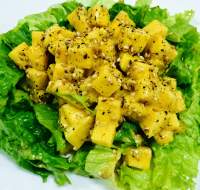   Ensalada de lechuga y mango con aderezo de pepitoria