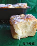   Bollos de Dresde  con yema (y en forma de larpeira)