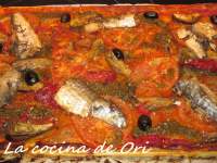   COCA DE HOJALDRE CON VERDURAS Y SARDINAS