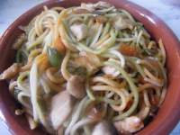   Spaguettis vegetales con pollo al toque oriental