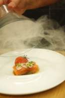  Salmón fresco con teriyaki, tomate azucarado, consomé de lechuga de mar, brotes de rabanito y humo