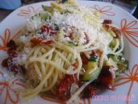   Espaguetis con calabacín y tomatitos secos