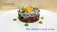   Tartar de atún con gulas salteadas