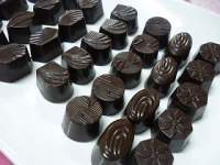 
Chocolates rellenos de nougat (praline) y nueces  