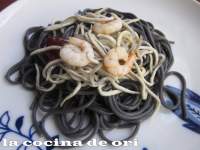   ESPAGUETIS NEGROS CON GULAS Y GAMBAS