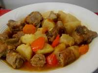   Patatas guisadas con costilla y salchichas