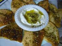 
Pan arabe tostado con za'atar y jocoque  