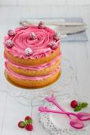 Pastel de capas con crema de mantequilla de merengue suizo con frambuesas  