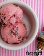   helado de fresas con trozos de brownie