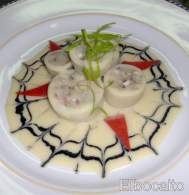   Calamarcitos rellenos de pescado y langostinos, en su salsa blanca.  (Emilio Almagro)
