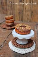   DONUTS BAÑADOS EN CHOCOLATE CON LECHE Y ALMENDRA CROCANTI