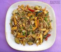   Wok de fideos chinos de huevo con tortilla y cacahuetes