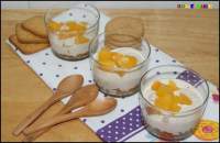   Trifle de crema fresca de ratafía con  trocitos de melocotón