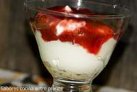   Mousse de yogur con mermelada de fresa
