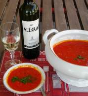   Sopa de tomate y pimientos rojos con albahaca y aceite de oliva { Jamie Oliver }