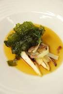   Cocinar con Algas: Espárragos a la plancha con jalea de pimiento rojo asado, chips de lechuga de mar, San Simón, ajos del 