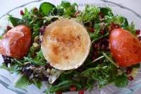   Ensalada de lechuga, con tomate y queso de cabra caramelizados