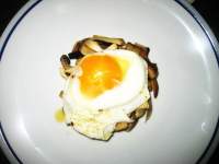    Huevos de corral con boletus salteados   