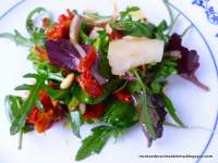   ENSALADA DE BROTES TIERNOS CON TOMATES SECOS, PIÑONES Y PARMESANO