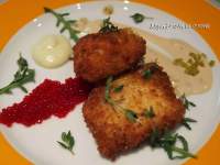   Merluza rebozada en panko con huevas rojas de mujol  y mayonesas de guindilla y wasabi