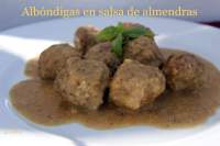   ALBÒNDIGAS EN SALSA DE ALMENDRAS