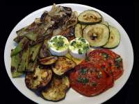   PARRILLADA DE VERDURAS CON QUESO FRESCO AL PESTO DE ALBAHACA