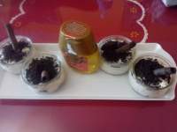   Vasitos de crema de queso y yogur con oreo y miel a la canela