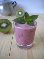   Smoothie de frutas del bosque y kiwi