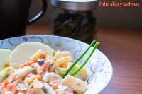   Ensalada de col china y zanahoria con salsa de yogur