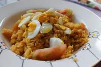   Ensalada de lentejas rojas con tomate y huevo duro