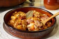   CAZUELA DE ALUBIAS BLANCAS CON POLLO Y SALCHICHAS