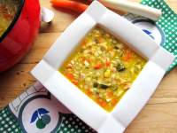   sopa de pollo con verduras y estrellitas