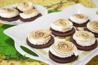   Galletas de chocolate y merengue rellenas de nutella