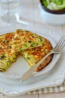   Tortilla de calabacín ,ajos tiernos, zanahoria y gorgonzola