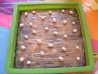   Pastel cremoso de chocolate y coco con conguitos blancos