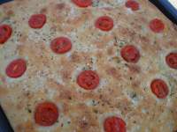 
Focaccia esponjosa con tomates cherry
         