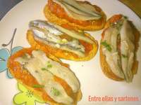   Tostas de boquerones con pisto