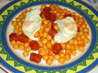   Garbanzos con chistorra y huevos de codorníz