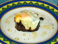  Entrante de morcilla de Burgos con huevo frito de codorníz