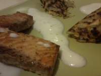   Tacos de salmón con pastel de papas y salsa de yogurt con eneldo