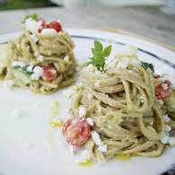 Spaguettis con salsa de aguacate, albahaca y queso Afuega'l Pitu...y otras recetas con albahaca fresca.  