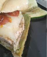 Bocadillo de pollo con 'pesto' de nueces, verduras y tomatitos cherry asados.  